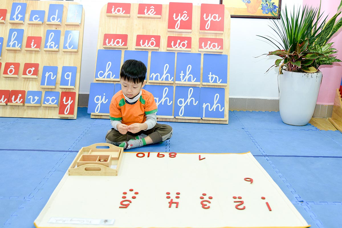 10 điểm khác biệt giữa phương pháp Montessori và giáo dục truyền thống